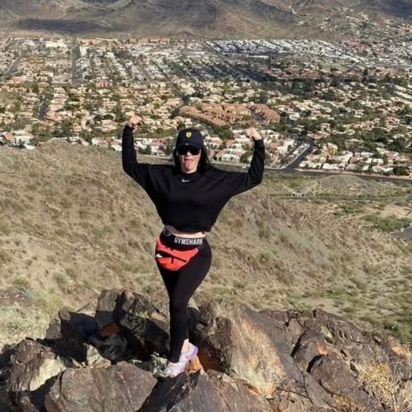 Meet your Posher, Edilia - Picture 1 of 2